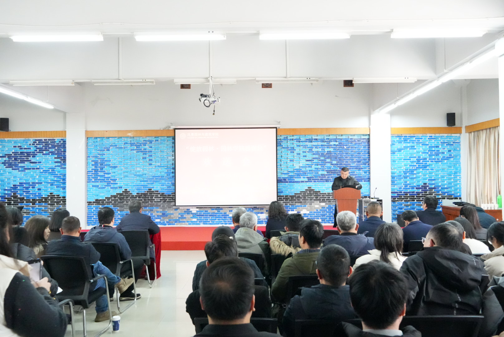 葡京娱乐场
召开新学期教职工大会暨欢送会、迎新会
